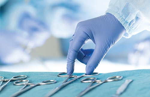 surgeon holding scalpel